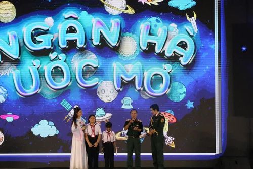 Ấm áp chương trình 'Trăng sáng muôn nơi' tại vùng biên giới Đà Nẵng