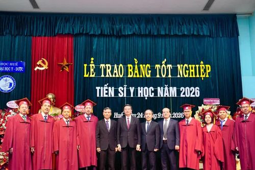 Trường ĐH Y Dược Huế trao bằng cho 8 tân tiến sĩ