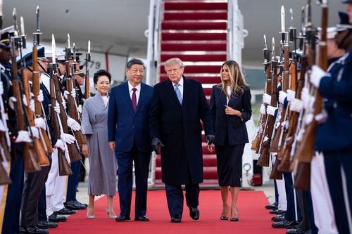 Tổng thống Mỹ đích thân đến sân bay đón Chủ tịch Trung Quốc, ông Tập Cận Bình nói hai nước nên 'xích lại gần nhau'