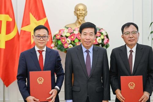 Lãnh đạo Bộ Ngoại giao trao quyết định điều động, bổ nhiệm lãnh đạo cấp Vụ