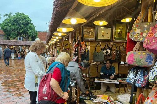 Du lịch toàn cầu giảm tốc, Việt Nam vẫn duy trì tăng trưởng hai con số