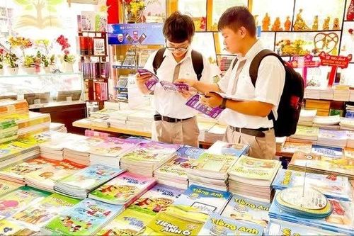 Sách giáo khoa không để có nhiều kiến thức chuyên sâu, gây áp lực trong dạy và học