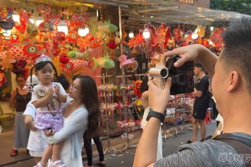 Phố Hàng Mã rực rỡ sắc màu Trung thu, người dân háo hức xuống phố
