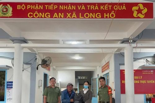 Hai thanh niên nhặt được ba lô chứa nhiều tiền, vàng… liền trả lại người đánh rơi