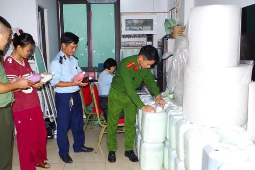 Ninh Bình: Phát hiện cơ sở kinh doanh gần 1.800 lít rượu không nguồn gốc, bán trên TikTok Shop