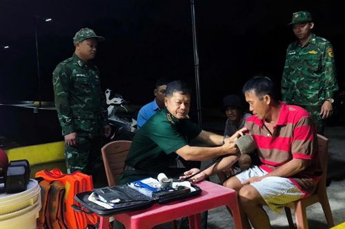 Kịp thời cứu 3 thuyền viên gặp nạn trên biển