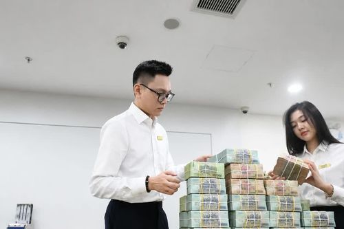 Thấy gì về biến động lãi suất ngân hàng?