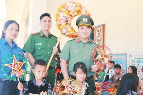 Vui Trung thu cùng thiếu nhi Sơn La, An Giang