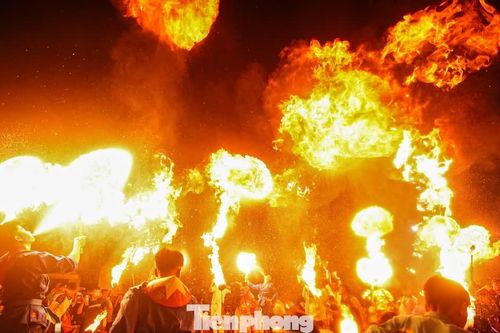 Múa lân, thổi lửa 'đốt cháy' Trung thu Hà Nội