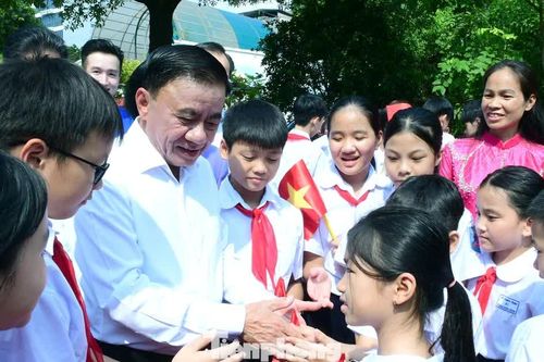 Thường trực Ban Bí thư Trần Cẩm Tú thăm, tặng quà Làng trẻ SOS Hà Nội dịp Trung thu