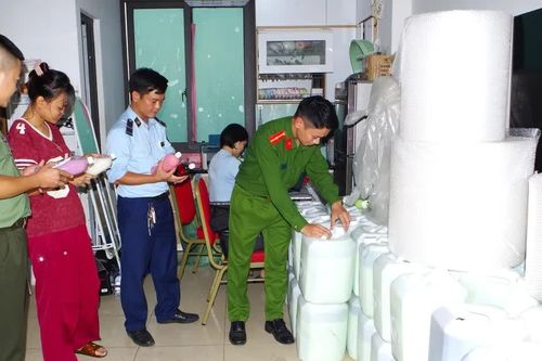 Triệt phá cơ sở bán gần 1.800 lít rượu trôi nổi gắn mác 'đặc sản' trên TikTok shop
