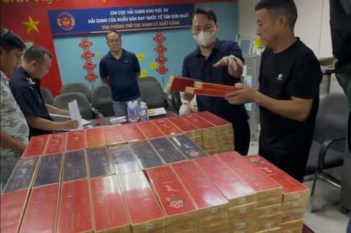 Bắt 4 người Trung Quốc vận chuyển gần 18.000 bao thuốc lá lậu qua sân bay Tân Sơn Nhất