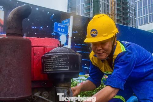 Công nhân dầm mưa bơm nước 'giải cứu' ngập chân cầu Ba Son