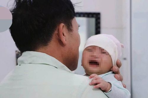 Bé trai hơn 1 tháng tuổi bị bỏ lại bên cổng làng cùng bức thư nhờ nuôi giúp
