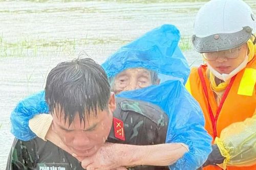 Mưa lớn gây ngập hơn 1.000 căn nhà tại một phường ở Lâm Đồng