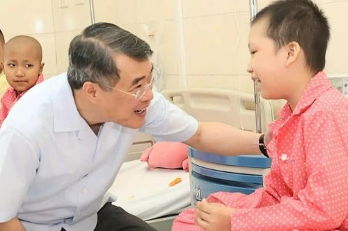 Thủ tướng Lê Minh Hưng đến thăm bệnh nhi tại Bệnh viện K