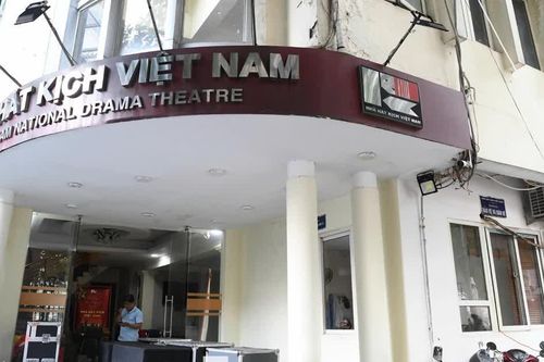 Ngự trên khu đất vàng, Nhà hát Kịch Việt Nam xập xệ, mưa dột tứ phía
