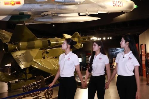 Thí sinh Hoa hậu Việt Nam xúc động khi tận thấy bảo vật quốc gia