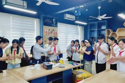 Khơi dậy ước mơ sáng tạo cho học sinh vùng biên từ phòng STEM tại Trường PETROVIETNAM - Phong Thổ