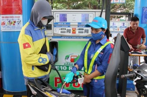 Giá xăng dầu đồng loạt tăng mạnh, E10 RON95 vượt mốc 27.000 đồng/lít