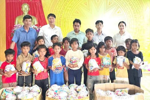 TAND khu vực 10 - Gia Lai tặng quà Trung thu cho trẻ em làng kết nghĩa