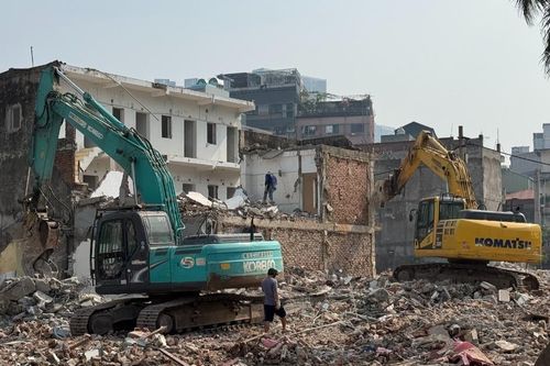 Cận cảnh máy xúc hạng nặng phá dỡ nhà, mở đường hơn 500 tỷ đồng ở Hà Nội