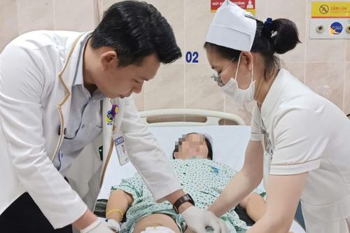 Đứng bán hàng nhiều năm, bà chủ tiệm tạp hóa 49 tuổi phải ngồi xe lăn nhập viện