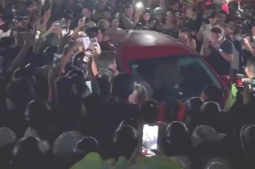 Người phụ nữ chặn ô tô nghi do ghen tuông, đám đông quây kín livestream