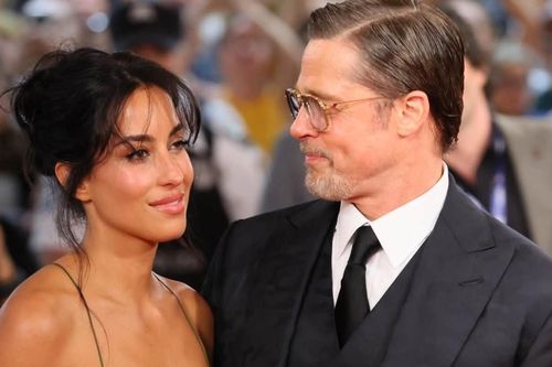 Bạn gái kém 27 tuổi của Brad Pitt hở bạo hiếm thấy
