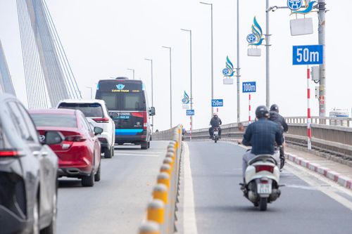 Biển báo, vạch kẻ định khoảng cách xuất hiện trên cầu Nhật Tân