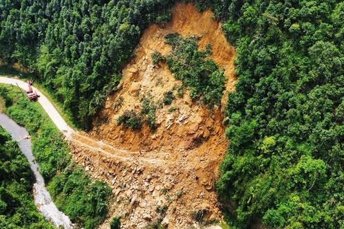Sạt lở 6.000m³ đất đá lấp kín đường, cô lập xóm hơn 100 người