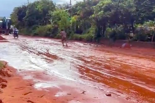 Bùn cát đỏ đặc quánh đường, ô tô lún bánh, xe máy trượt ngã