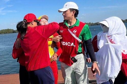 Kiệt sức giành HCĐ, VĐV Rowing Việt Nam lên cáng cứu thương ở Asiad