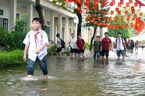 Hơn 1.000 học sinh Thanh Hóa lội nước bì bõm tới trường giữa mùa lũ