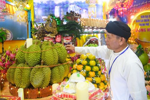 Sầu riêng, bánh tét khổng lồ tại Đại lễ ở Tòa thánh Tây Ninh