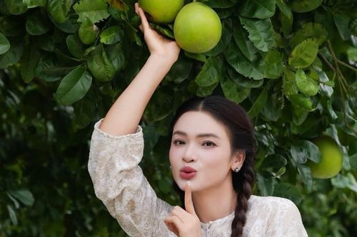 NSND Phạm Phương Thảo làm duyên trong vườn bưởi, Sơn Tuyền U70 chăm chạy bộ