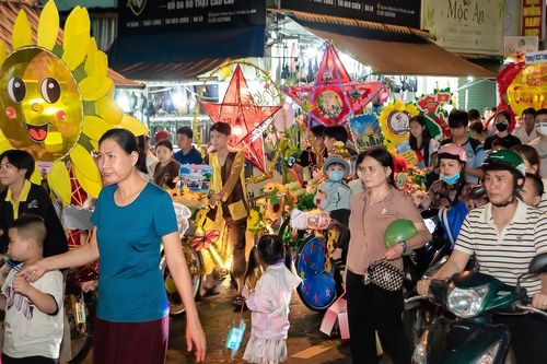 Thiếu nhi TPHCM rộn ràng rước đèn đón tết Trung thu