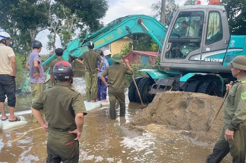 Huy động hàng trăm người đắp bờ bao, bơm hút nước lũ để học sinh trở lại trường