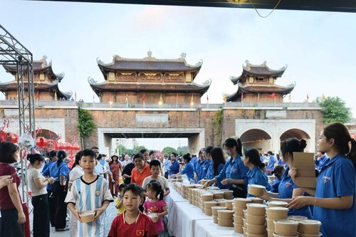 Buổi chiều khác lạ với thiếu nhi trước cổng tam quan ở Ninh Bình
