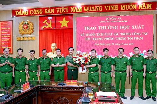 Công an tỉnh Ninh Bình trao thưởng đột xuất cho Phòng Cảnh sát điều tra tội phạm về ma túy