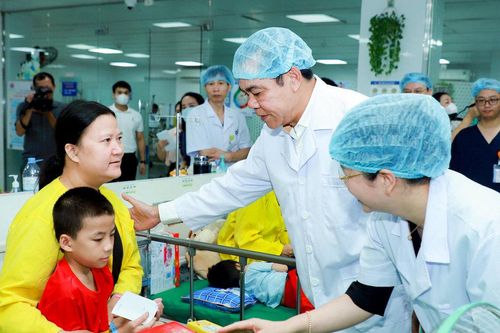 Chủ tịch UBND tỉnh Nghệ An Võ Trọng Hải tặng quà các bệnh nhi nhân dịp Tết Trung thu