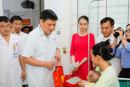 Phó Bí thư Tỉnh ủy Nguyễn Thanh Bình tặng quà bệnh nhi nhân dịp Tết Trung thu