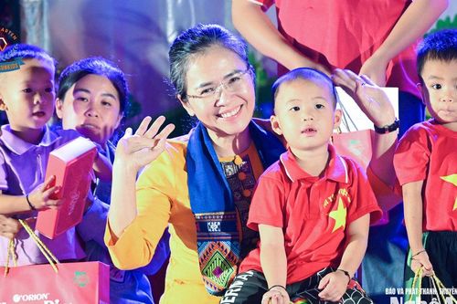 Phó Bí thư Tỉnh ủy Võ Thị Minh Sinh chung vui 'Đêm hội Trăng rằm' với thiếu nhi vùng cao Nga My