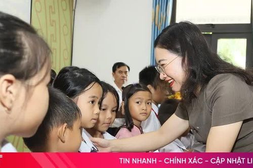 Phó Chủ tịch UBND tỉnh Nguyễn Thị Nguyệt tặng quà học sinh dịp Tết Trung thu