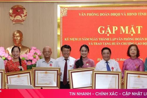 Trao Huân chương Lao động cho các đồng chí nguyên lãnh đạo Đoàn ĐBQH, HĐND tỉnh Hà Tĩnh