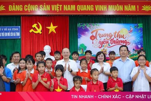 Phó Bí thư Thường trực Tỉnh ủy tặng quà cho các em hoàn cảnh khó khăn