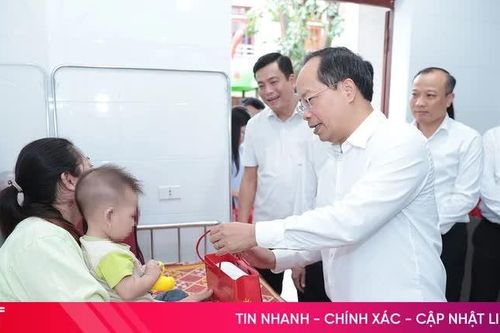 Bí thư Tỉnh ủy Hà Tĩnh thăm, tặng quà cho trẻ em tại BVĐK TX Kỳ Anh