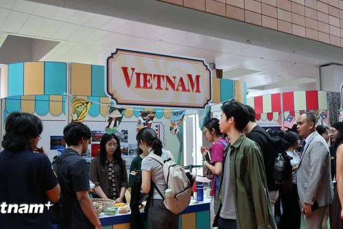 Rực rỡ sắc màu Việt Nam tại Lễ hội Văn hóa Đại học Hong Kong ở Trung Quốc