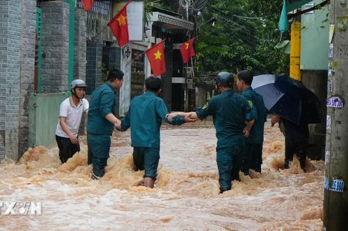 Lực lượng chức năng xuyên đêm hỗ trợ dân vùng ngập ở Đồng Nai