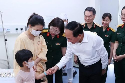 Trưởng Ban Tuyên giáo Trung ương thăm, động viên các bệnh nhi nhân Tết Trung Thu